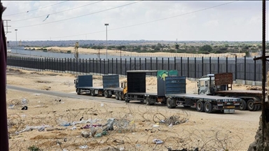 Far-right Israelis try to obstruct Gaza-bound aid trucks