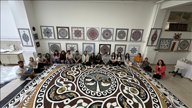 Amasya Üniversitesi öğrencileri 1800 yıllık elma ağacı motifli mozaiğin kopyasını yaptı