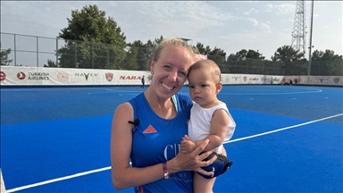 Kadın hokey sporcusu Sinem Yalçın'ın kucağında bebeğiyle finale çıkma sevinci