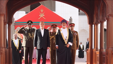 الرئيس الإيراني يصل مسقط في أول زيارة لدولة خليجية