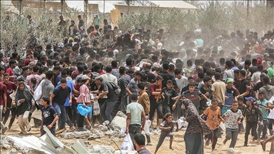 حكومة غزة: حشود جائعة تقتحم مركز مساعدات برفح وإسرائيل تستهدفها 