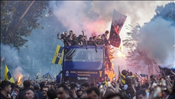 Fenerbahçe Beko, THY Avrupa Ligi şampiyonluğunu taraftarıyla kutladı