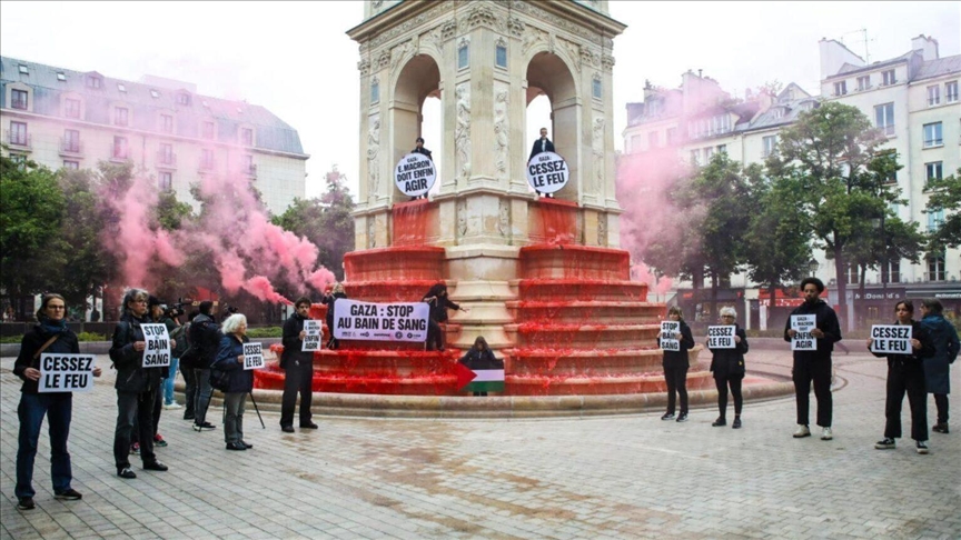 À Paris, une « fontaine de sang » pour dénoncer la guerre à Gaza
