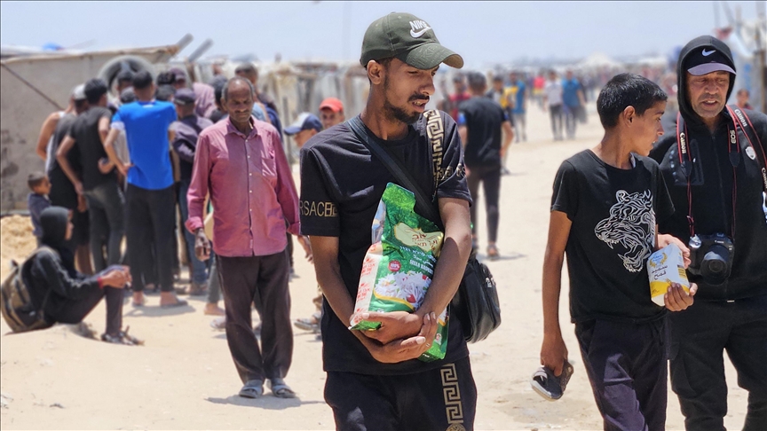 Palestinezët mblidhen në pikën e shpërndarjes së ndihmave në Gaza në ditën e dytë