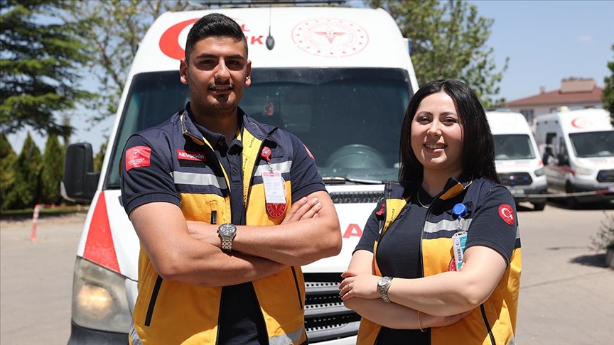 Sağlık çalışanı çift aynı ambulansta hayat kurtarmak için çalışıyor