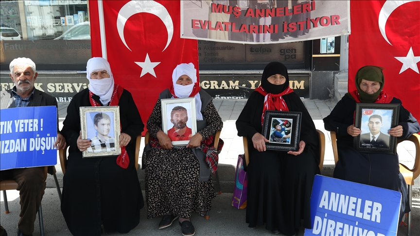 Muş'ta evlatlarına kavuşmak isteyen aileler DEM Parti önündeki eylemlerini sürdürdü