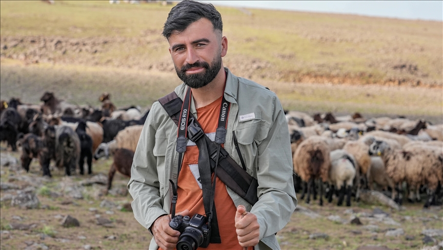 پⲹılı çoban hayvan otlatırken çektiği ڴdzٴğlarla yöresini tanıtıyor