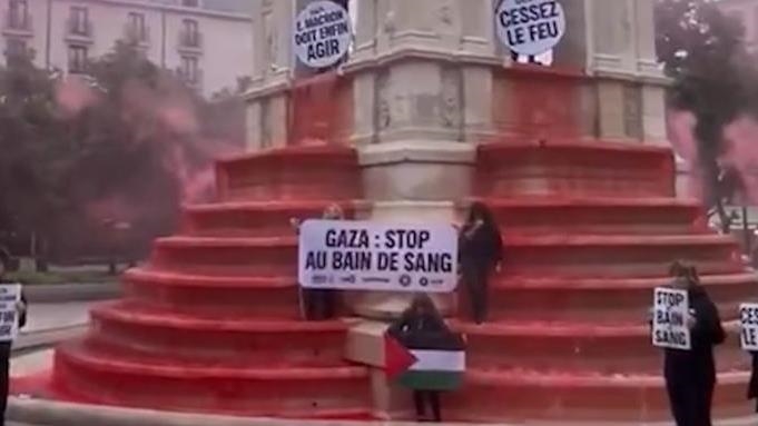 "Ndalojeni gjakderdhjen në Gaza": Përfaqësues të OJQ-ve ngjyrosin me të kuqe Shatërvanin e të Pafajshmëve në Paris