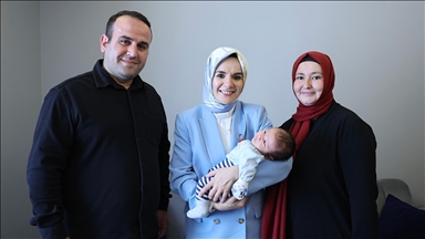 Bakan Göktaş, Samsun'da doğum yardımından faydalanan aileyi ziyaret etti