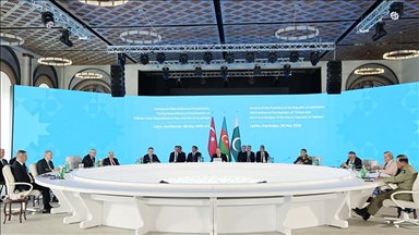 أردوغان يجتمع مع علييف وشريف في أذربيجان