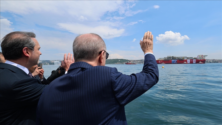 Cumhurbaşkanı Erdoğan, Türkiye'nin ilk yüzer gaz üretim platformunu Karadeniz'e uğurladı