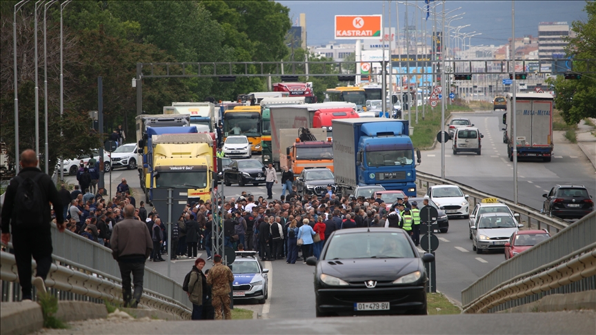 Bizneset e mëdha kosovare bllokojnë hyrjet në qytetin e Prishtinës