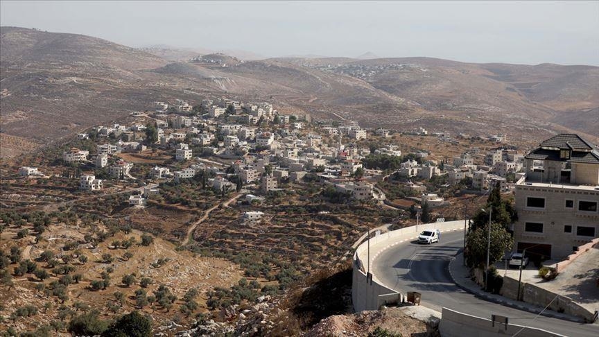 مستوطنون إسرائيليون يقيمون خيمة وكرافانا على أرض فلسطينية بالضفة