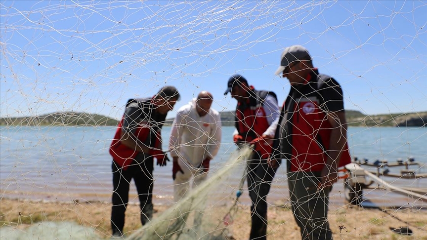 پⲹı'da Kralkızı Baraj Gölü hayalet ağlardan temizlendi