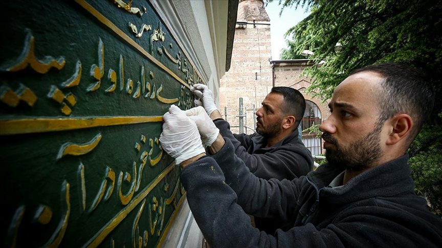 Tarihi mekanlar ve camiler iki nakkaşın motifleriyle süsleniyor