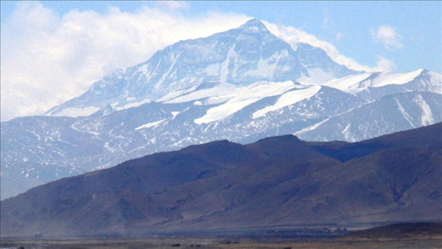 Dünyanın en yüksek zirvesi Everest'e ilk tırmanışın 72. yıl dönümü kutlanıyor