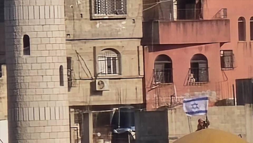 جنود يرفعون علم إسرائيل على مسجد بمخيم نور شمس بالضفة الغربية