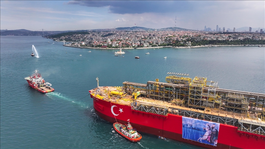 Türkiye'nin ilk Yüzer Üretim Tesisi Osman Gazi Gemisi, İstanbul'un fethinin yıl dönümünde Boğaz'dan geçişini sürdürüyor