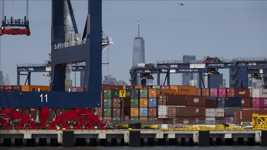 Federal appeals court halts lower court order overturning Trump's global tariffs