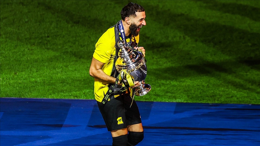 قدم.. بنزيما يفوز بجائزة لاعب الموسم في الدوري السعودي