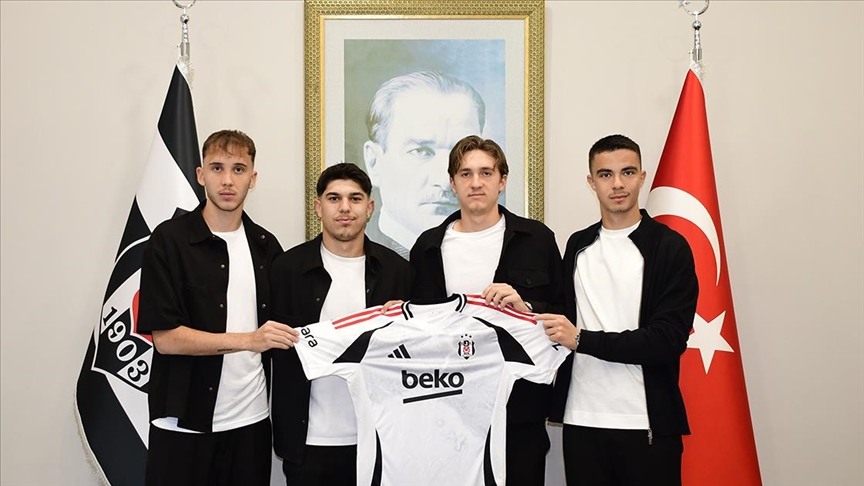 Beşiktaş, 4 genç futbolcuyla profesyonel sözleşme imzaladı