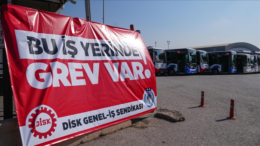 İzmir'de Büyükşehir Belediyesi iştiraklerindeki işçilerin grevi nedeniyle hizmetlerde aksama oldu