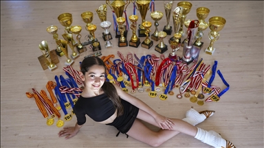 Dansta dünya birincisi Lena, 11 yaşına 100'den fazla kupa ve madalya sığdırdı