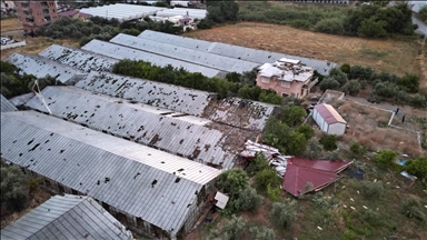 Antalya'da oluşan hortum evlerin çatıları ile seralara zarar verdi
