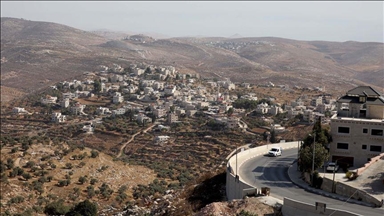 مستوطنون إسرائيليون يقيمون خيمة وكرافانا على أرض فلسطينية بالضفة