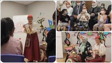 Hastanede şifa bekleyen çocukları masallarla hayata bağlıyorlar