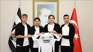 Beşiktaş, 4 genç futbolcuyla profesyonel sözleşme imzaladı