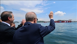 Cumhurbaşkanı Erdoğan, Türkiye'nin ilk yüzer gaz üretim platformunu Karadeniz'e uğurladı