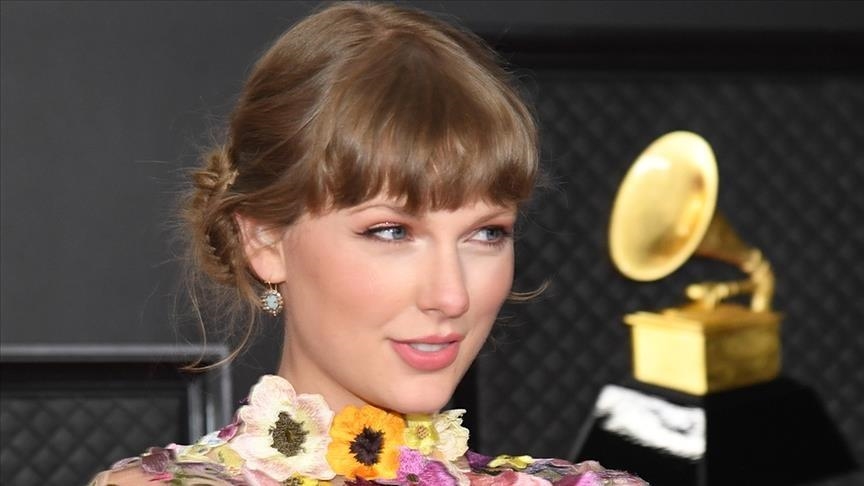 Taylor Swift regains control of all her music, buys back first 6 albums
