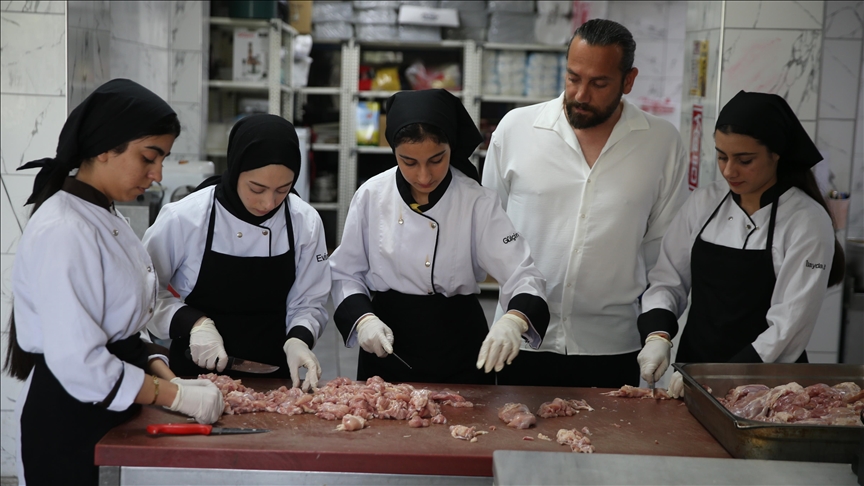 Aşçı adayı kız öğԳ, her gün 150 kişiye yemek yapmak için tezgahın başına geçiyor
