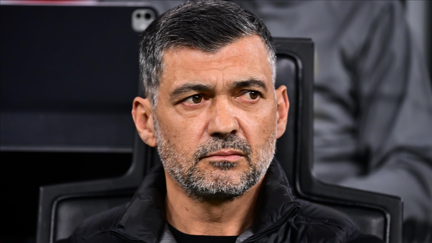 قدم.. ميلان الإيطالي يعلن إنهاء عقد مدربه البرتغالي كونسيساو