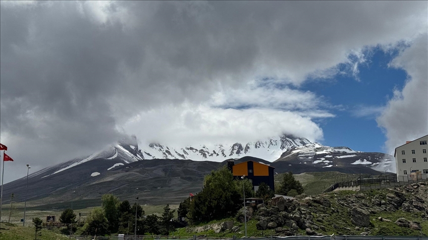 ثلوج على أبواب الصيف بجبل "أرجييس" التركي