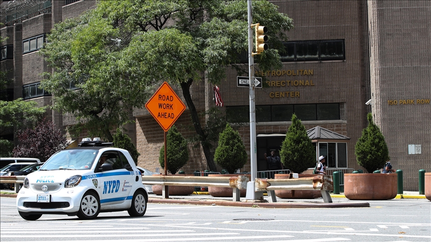 FBI, cinsel istismarla yargılanırken hapiste ölü bulunan Epstein'ın "öldürülmediğini" bildirdi