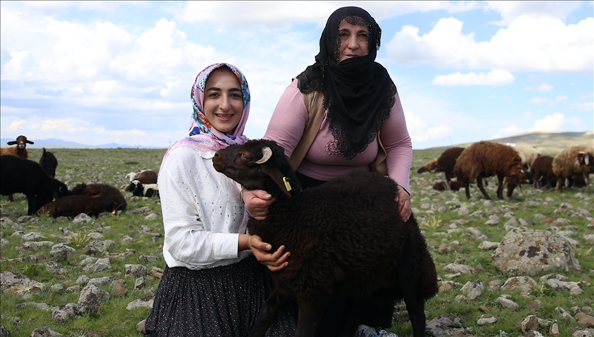 Annenin hayvancılık girişimi İٲԲܱ'da tekstilde çalışan kızına köyün yolunu açtı