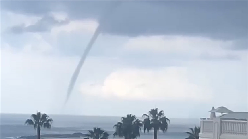 Alanya'da denizde hortum oluştu
