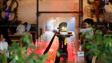 Garsonları robotlar olan Tahran'daki restoran, müşterilerine alışılmışın dışında bir deneyim sunuyor