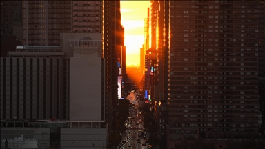 Perëndimi i diellit në mesin e rrokaqiejve të Manhattanit ofron festë vizuale të paharrueshme