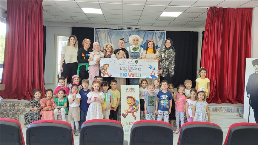 İlkokul öğrencilerinin velileri çocuklara sevgi ve saygıyı tiyatro oyunu ile anlattı