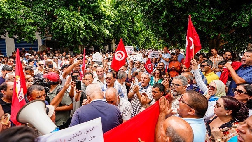  تونس.. وقفة احتجاجية تضامنا مع محامٍ موقوف بتهمة "التحريض على العنف"