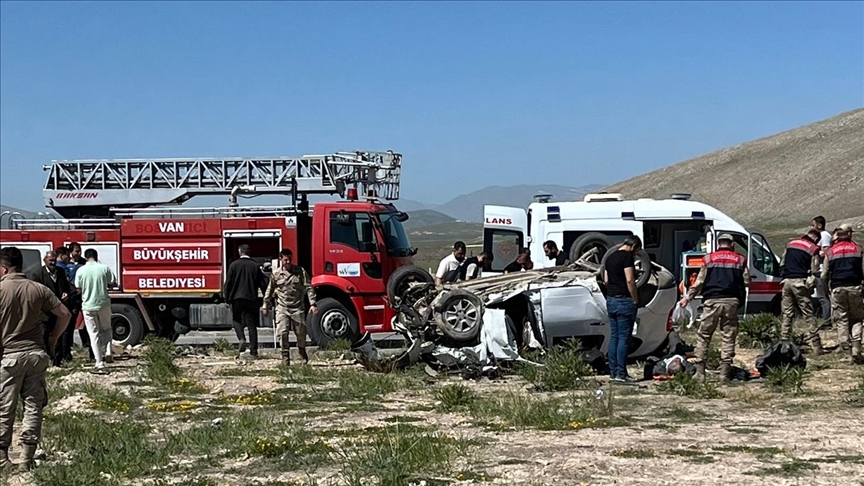 Li Wanê 2 wesayit li hev qelibîn 4 kes mirin û 2 kes birîndar bûn