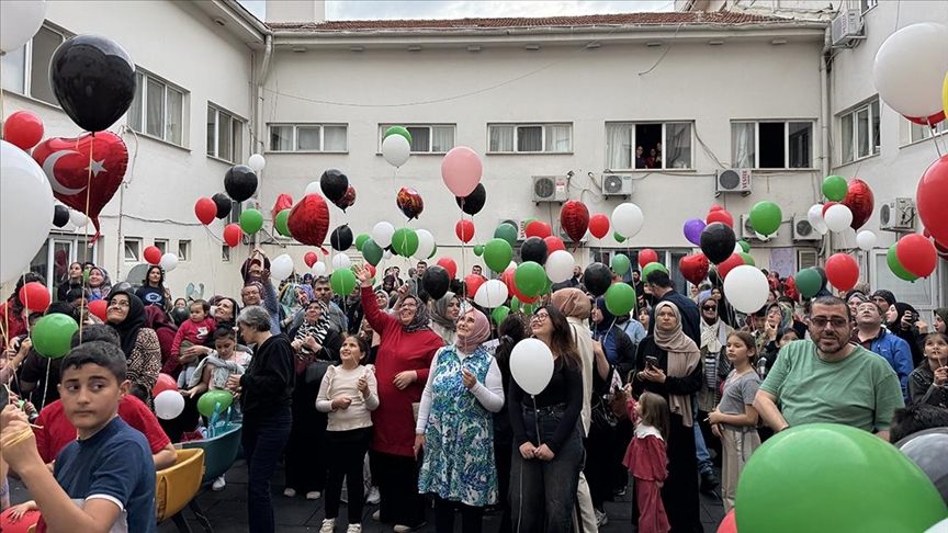 Denizli'de ender görülen genetik hastalıkla mücadele eden çocuk için gökyüzüne balon bırakıldı