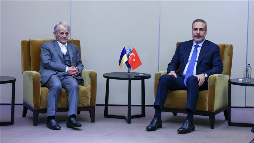 فيدان يلتقي زعيم تتار القرم في كييف