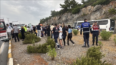Bodrum'da servis minibüsü ile otomobilin çarpıştığı kazada 16 kişi yaralandı