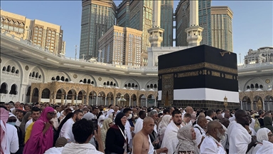 Medine'deki ziyaretlerini tamamlayan Türk hacı adayları Mekke'ye geçti