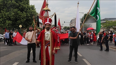 Fransa'da mehter takımı eşliğinde yapılan halk yürüyüşü büyük ilgi gördü