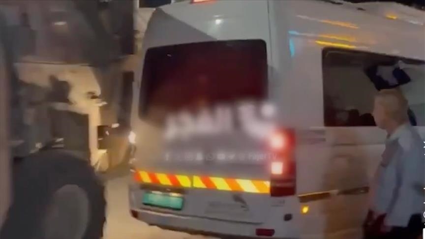 Automjetet ushtarake izraelite godasin minibusin me palestinezë që po niseshin për në Haxh